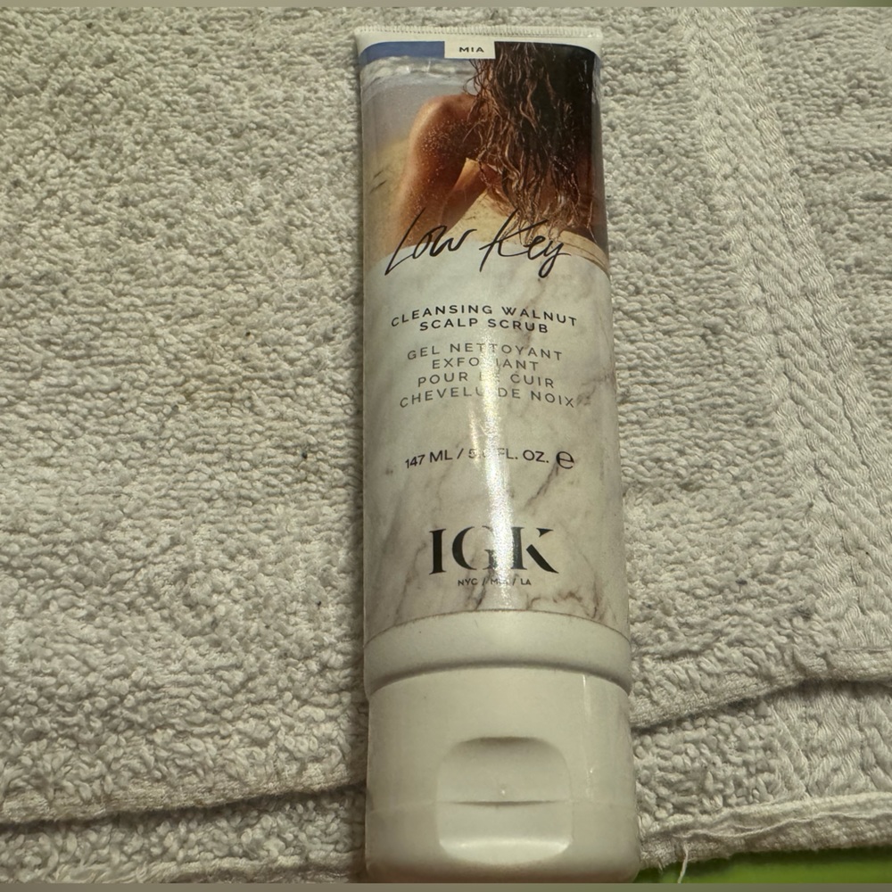IGK Low Key Cleansing Walnut Scalp Scrub
